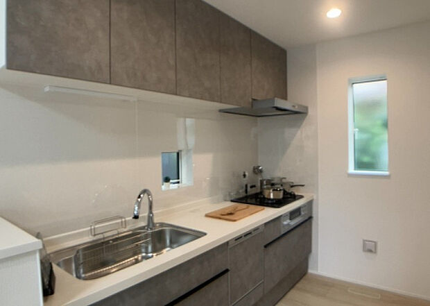 標準的なシステムキッチンの横幅は、165cm~300cm程度です。2100・2400・2550・2700などミリ単位で表記されます。普段どのように料理をするのかを想定しながら合ったサイズを選びましょう