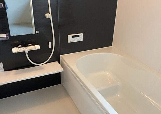 入浴時の快適さも大事なことですが、綺麗な状態を維持できなければ気持ちよく入浴できません。毎日の掃除が楽という点は大事なポイントになります！カビが生えにくく掃除がしやすい、壁や浴槽を選ぶといいでしょう。