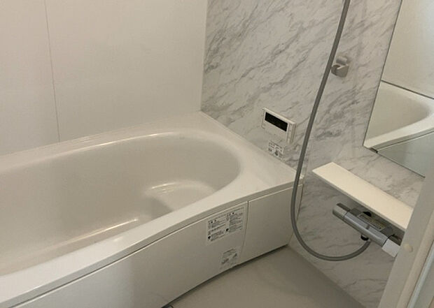 入浴時の快適さも大事なことですが、綺麗な状態を維持できなければ気持ちよく入浴できません。毎日の掃除が楽という点は大事なポイントになります！カビが生えにくく掃除がしやすい、壁や浴槽を選ぶといいでしょう。