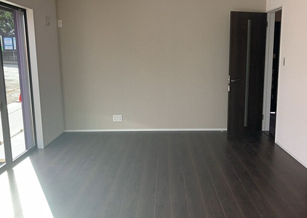 リビングの間取りの種類は大きくわけてリビングとダイニングが別になっているタイプ、リビングダイニング一体型です。どちらも一長一短ですので、家を選ぶ時はその両面をチェックして決めるようにしましょう。