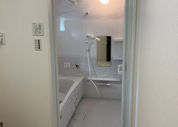 入浴時の快適さも大事なことですが、綺麗な状態を維持できなければ気持ちよく入浴できません。毎日の掃除が楽という点は大事なポイントになります！カビが生えにくく掃除がしやすい、壁や浴槽を選ぶといいでしょう。