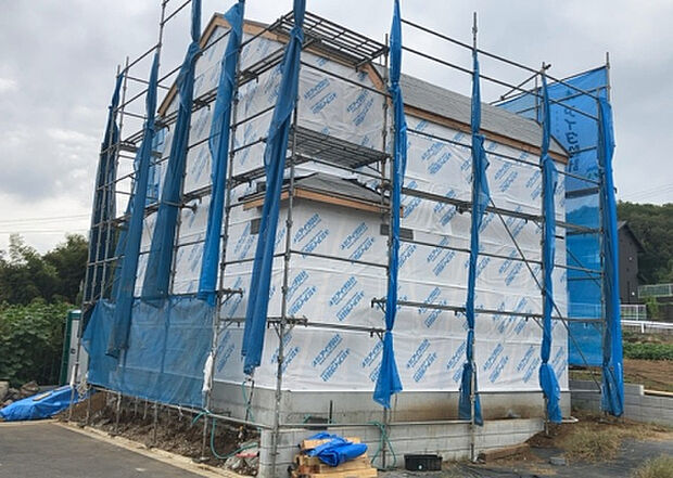 現地をご見学に行く際は、道路の幅や周辺の交通量、施設などをご確認頂くことをおすすめします！ある程度イメージをつけたいという場合は、同売主の施工事例や完成パースもお見せします。