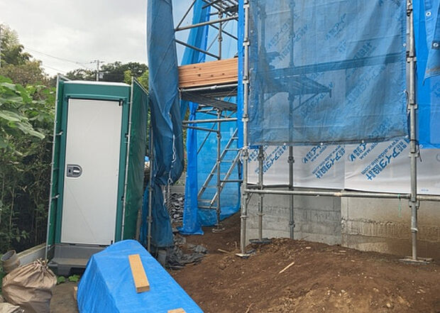 車一台あたりに必要なスペースは、標準サイズの普通自動車で横幅2m50cm、長さ5mは必要になります。ただし、乗降のことも考慮して横幅3m30cm、長さ5m50cmほどは確保できるところを選びましょう。