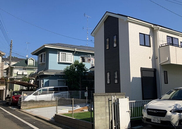 住宅用の土地では前面道路に2m以上接していなければならないと法律で定められています。しかし、お持ちの車のサイズやライフスタイルなどにより、2mでは利便が悪い場合もございますので、事前に確認しましょう。