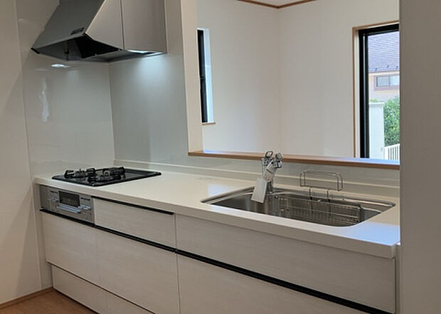 標準的なシステムキッチンの横幅は、165cm~300cm程度です。2100・2400・2550・2700などミリ単位で表記されます。普段どのように料理をするのかを想定しながら合ったサイズを選びましょう