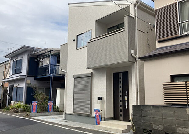 住宅用の土地では前面道路に2m以上接していなければならないと法律で定められています。しかし、お持ちの車のサイズやライフスタイルなどにより、2mでは利便が悪い場合もございますので、事前に確認しましょう。