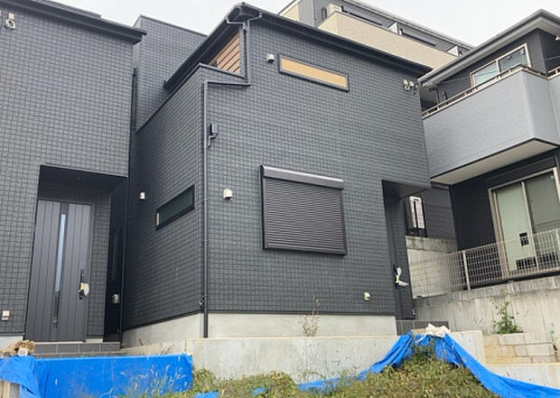 住宅用の土地では前面道路に2m以上接していなければならないと法律で定められています。しかし、お持ちの車のサイズやライフスタイルなどにより、2mでは利便が悪い場合もございますので、事前に確認しましょう。