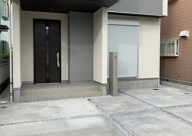 木造住宅とは土台、壁、柱など建築物の強度を支える構造体の材に木が使用されている構造を指します。構造体は建物の自重を支えるだけではなく風圧や水圧、積裁荷重などあらゆる衝撃に耐えるための基礎です。