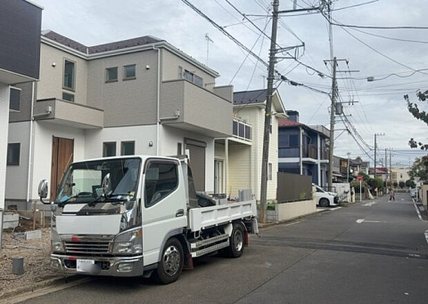 住宅用の土地では前面道路に2m以上接していなければならないと法律で定められています。しかし、お持ちの車のサイズやライフスタイルなどにより、2mでは利便が悪い場合もございますので、事前に確認しましょう。