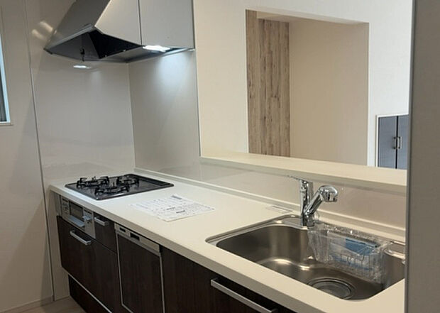 標準的なシステムキッチンの横幅は、165cm～300cm程度です。2100・2400・2550・2700などミリ単位で表記されます。普段どのように料理をするのかを想定しながら合ったサイズを選びましょう