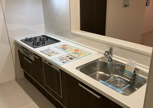 標準的なシステムキッチンの横幅は、165cm～300cm程度です。2100・2400・2550・2700などミリ単位で表記されます。普段どのように料理をするのかを想定しながら合ったサイズを選びましょう