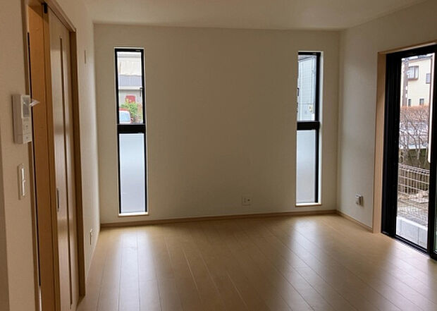 リビングの間取りの種類は大きくわけてリビングとダイニングが別になっているタイプ、リビングダイニング一体型です。どちらも一長一短ですので、家を選ぶ時はその両面をチェックして決めるようにしましょう。