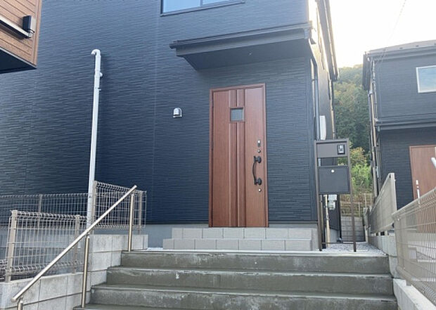 木造住宅とは土台、壁、柱など建築物の強度を支える構造体の材に木が使用されている構造を指します。構造体は建物の自重を支えるだけではなく風圧や水圧、積裁荷重などあらゆる衝撃に耐えるための基礎です。