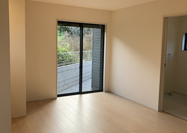 リビングの間取りの種類は大きくわけてリビングとダイニングが別になっているタイプ、リビングダイニング一体型です。どちらも一長一短ですので、家を選ぶ時はその両面をチェックして決めるようにしましょう。