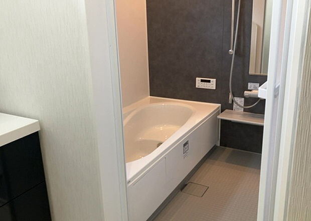 入浴時の快適さも大事なことですが、綺麗な状態を維持できなければ気持ちよく入浴できません。毎日の掃除が楽という点は大事なポイントになります！カビが生えにくく掃除がしやすい、壁や浴槽を選ぶといいでしょう。