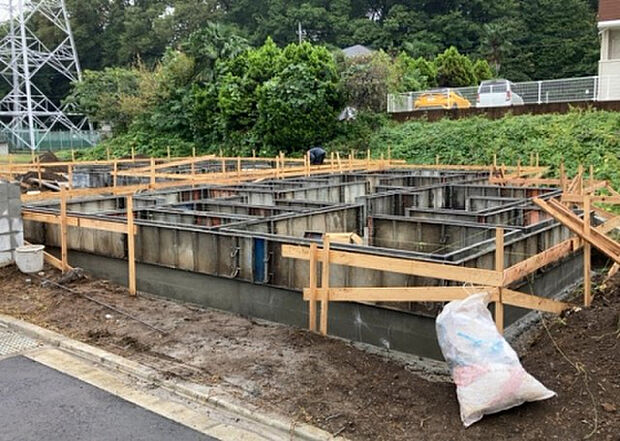 木造住宅とは土台、壁、柱など建築物の強度を支える構造体の材に木が使用されている構造を指します。構造体は建物の自重を支えるだけではなく風圧や水圧、積裁荷重などあらゆる衝撃に耐えるための基礎です。