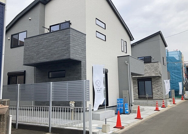 ついに完成致しました！現地をご見学に行く際は、道路の幅や周辺の交通量、施設などをご確認頂くことをおすすめします！物件の流れが早いため、内見をしたい方はお早めに当社営業までお問い合わせ頂きご予約下さい！