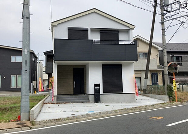住宅用の土地では前面道路に2m以上接していなければならないと法律で定められています。しかし、お持ちの車のサイズやライフスタイルなどにより、2mでは利便が悪い場合もございますので、事前に確認しましょう。