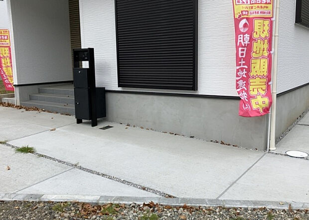 木造住宅とは土台、壁、柱など建築物の強度を支える構造体の材に木が使用されている構造を指します。構造体は建物の自重を支えるだけではなく風圧や水圧、積裁荷重などあらゆる衝撃に耐えるための基礎です。