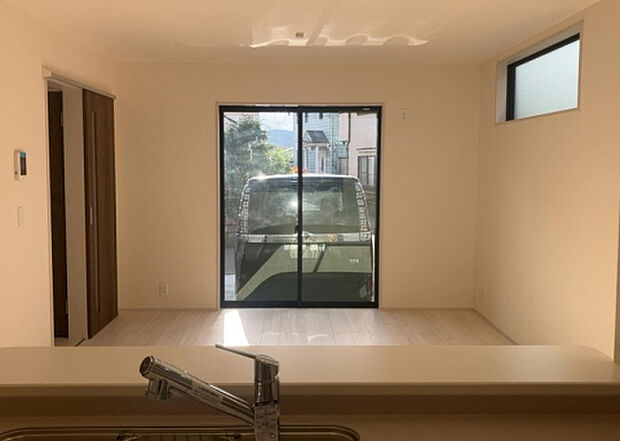 リビングの間取りの種類は大きくわけてリビングとダイニングが別になっているタイプ、リビングダイニング一体型です。どちらも一長一短ですので、家を選ぶ時はその両面をチェックして決めるようにしましょう。