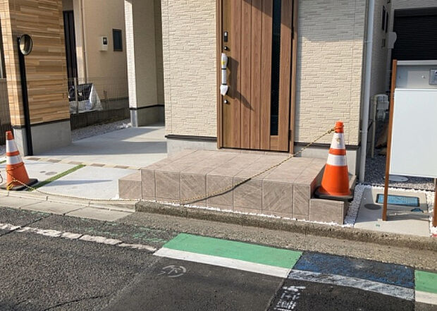 木造住宅とは土台、壁、柱など建築物の強度を支える構造体の材に木が使用されている構造を指します。構造体は建物の自重を支えるだけではなく風圧や水圧、積裁荷重などあらゆる衝撃に耐えるための基礎です。