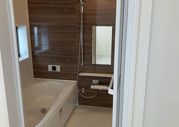 入浴時の快適さも大事なことですが、綺麗な状態を維持できなければ気持ちよく入浴できません。毎日の掃除が楽という点は大事なポイントになります!カビが生えにくく掃除がしやすい、壁や浴槽を選ぶといいでしょう。