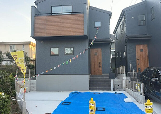 住宅用の土地では前面道路に2m以上接していなければならないと法律で定められています。しかし、お持ちの車のサイズやライフスタイルなどにより、2mでは利便が悪い場合もございますので、事前に確認しましょう。