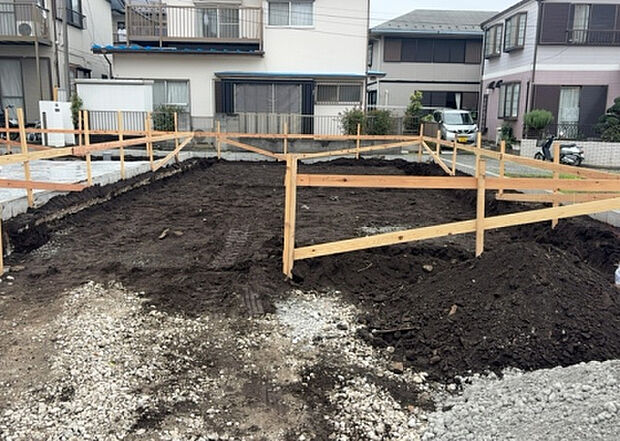 木造住宅とは土台、壁、柱など建築物の強度を支える構造体の材に木が使用されている構造を指します。構造体は建物の自重を支えるだけではなく風圧や水圧、積裁荷重などあらゆる衝撃に耐えるための基礎です。