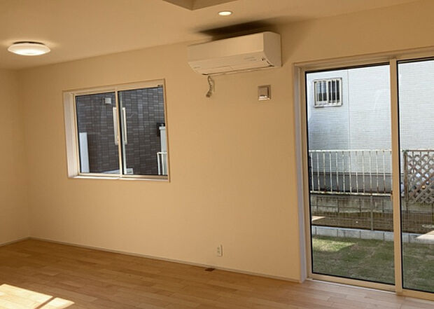 リビングの間取りの種類は大きくわけてリビングとダイニングが別になっているタイプ、リビングダイニング一体型です。どちらも一長一短ですので、家を選ぶ時はその両面をチェックして決めるようにしましょう。