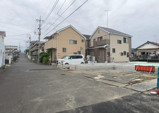住宅用の土地では前面道路に2m以上接していなければならないと法律で定められています。しかし、お持ちの車のサイズやライフスタイルなどにより、2mでは利便が悪い場合もございますので、事前に確認しましょう。