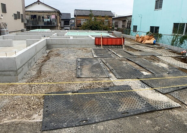 車一台あたりに必要なスペースは、標準サイズの普通自動車で横幅2m50cm、長さ5mは必要になります。ただし、乗降のことも考慮して横幅3m30cm、長さ5m50cmほどは確保できるところを選びましょう。