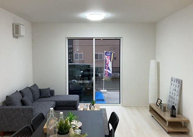 リビングの間取りの種類は大きくわけてリビングとダイニングが別になっているタイプ、リビングダイニング一体型です。どちらも一長一短ですので、家を選ぶ時はその両面をチェックして決めるようにしましょう。