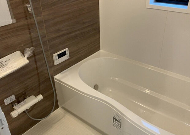 入浴時の快適さも大事なことですが、綺麗な状態を維持できなければ気持ちよく入浴できません。毎日の掃除が楽という点は大事なポイントになります！カビが生えにくく掃除がしやすい、壁や浴槽を選ぶといいでしょう。