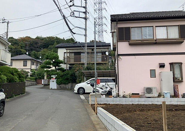 桜や紅葉の名所に出かける人は多いと思いますが、家にいながら季節の移ろいを感じる生活を送りませんか？リビングや窓から見える景色が生活を彩るワンポイントに！現地から見える景色を堪能してみては如何でしょう。