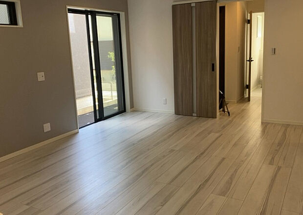 リビングの間取りの種類は大きくわけてリビングとダイニングが別になっているタイプ、リビングダイニング一体型です。どちらも一長一短ですので、家を選ぶ時はその両面をチェックして決めるようにしましょう。