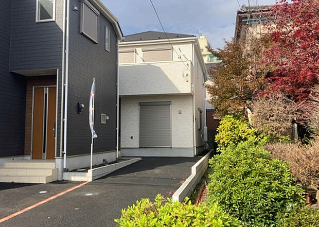 住宅用の土地では前面道路に2m以上接していなければならないと法律で定められています。しかし、お持ちの車のサイズやライフスタイルなどにより、2mでは利便が悪い場合もございますので、事前に確認しましょう。