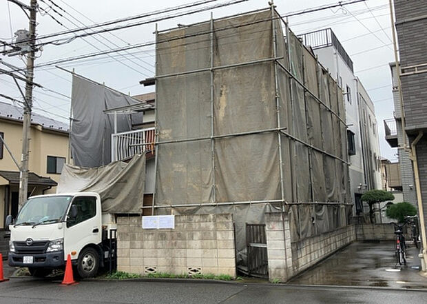木造住宅とは土台、壁、柱など建築物の強度を支える構造体の材に木が使用されている構造を指します。構造体は建物の自重を支えるだけではなく風圧や水圧、積裁荷重などあらゆる衝撃に耐えるための基礎です。