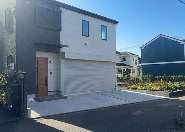 住宅用の土地では前面道路に2m以上接していなければならないと法律で定められています。しかし、お持ちの車のサイズやライフスタイルなどにより、2mでは利便が悪い場合もございますので、事前に確認しましょう。