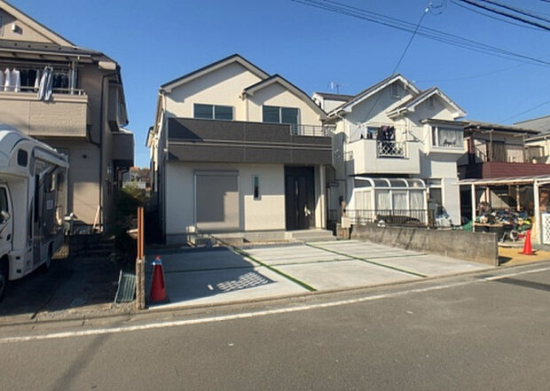 住宅用の土地では前面道路に2m以上接していなければならないと法律で定められています。しかし、お持ちの車のサイズやライフスタイルなどにより、2mでは利便が悪い場合もございますので、事前に確認しましょう。