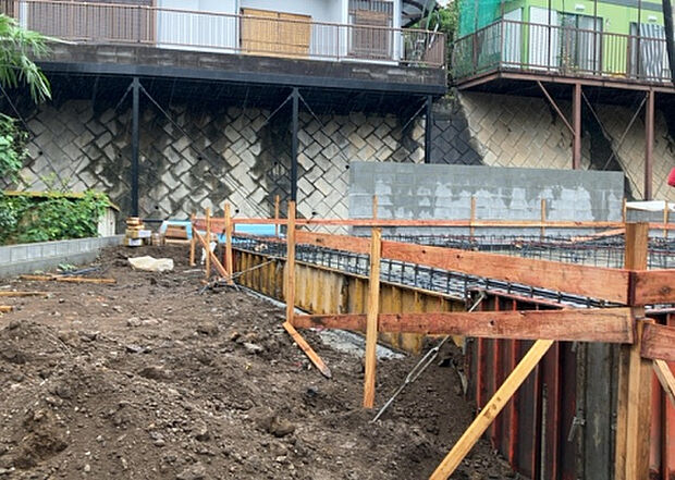 木造住宅とは土台、壁、柱など建築物の強度を支える構造体の材に木が使用されている構造を指します。構造体は建物の自重を支えるだけではなく風圧や水圧、積裁荷重などあらゆる衝撃に耐えるための基礎です。