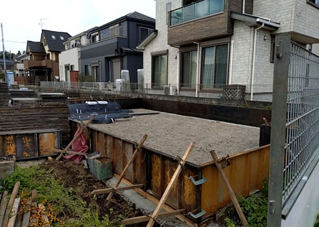 現地をご見学に行く際は、道路の幅や周辺の交通量、施設などをご確認頂くことをおすすめします!ある程度イメージをつけたいという場合は、同売主の施工事例や完成パースもお見せします。