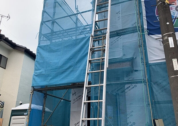 木造住宅とは土台、壁、柱など建築物の強度を支える構造体の材に木が使用されている構造を指します。構造体は建物の自重を支えるだけではなく風圧や水圧、積裁荷重などあらゆる衝撃に耐えるための基礎です。