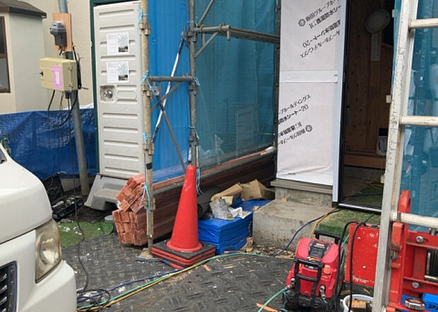 車一台あたりに必要なスペースは、標準サイズの普通自動車で横幅2m50cm、長さ5mは必要になります。ただし、乗降のことも考慮して横幅3m30cm、長さ5m50cmほどは確保できるところを選びましょう。