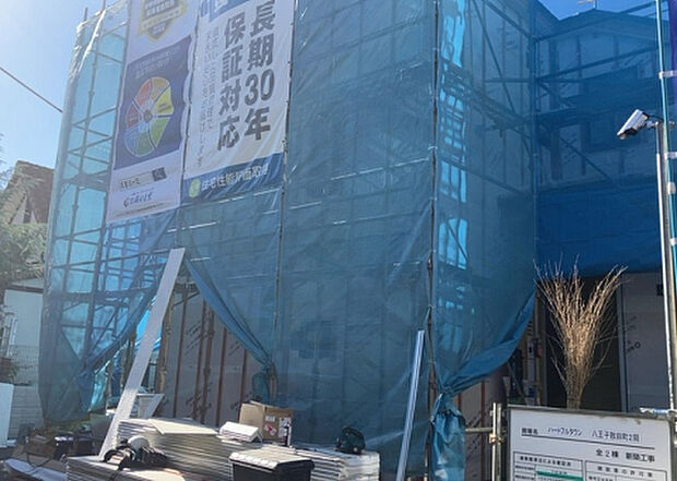 木造住宅とは土台、壁、柱など建築物の強度を支える構造体の材に木が使用されている構造を指します。構造体は建物の自重を支えるだけではなく風圧や水圧、積裁荷重などあらゆる衝撃に耐えるための基礎です。