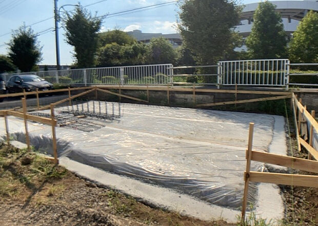 木造住宅とは土台、壁、柱など建築物の強度を支える構造体の材に木が使用されている構造を指します。構造体は建物の自重を支えるだけではなく風圧や水圧、積裁荷重などあらゆる衝撃に耐えるための基礎です。