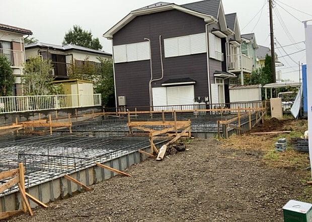 住宅用の土地では前面道路に2m以上接していなければならないと法律で定められています。しかし、お持ちの車のサイズやライフスタイルなどにより、2mでは利便が悪い場合もございますので、事前に確認しましょう。