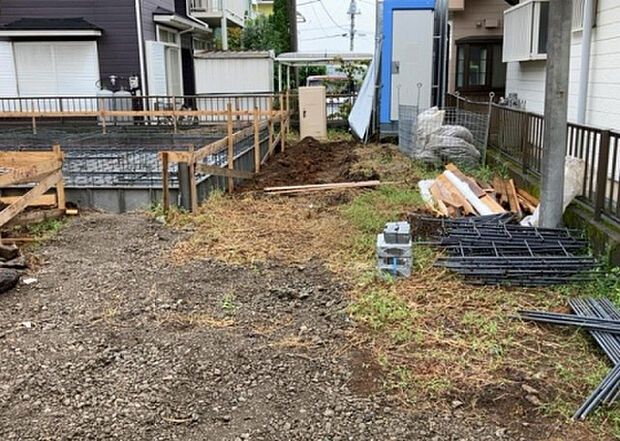 車一台あたりに必要なスペースは、標準サイズの普通自動車で横幅2m50cm、長さ5mは必要になります。ただし、乗降のことも考慮して横幅3m30cm、長さ5m50cmほどは確保できるところを選びましょう。