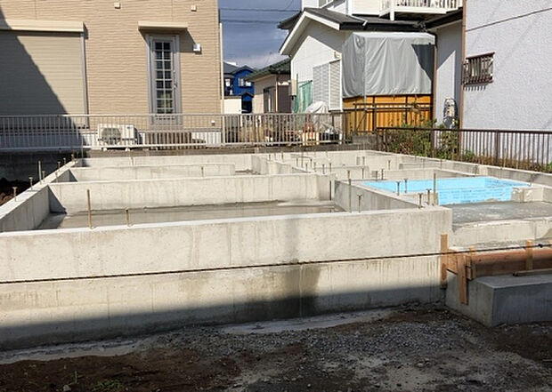 木造住宅とは土台、壁、柱など建築物の強度を支える構造体の材に木が使用されている構造を指します。構造体は建物の自重を支えるだけではなく風圧や水圧、積裁荷重などあらゆる衝撃に耐えるための基礎です。