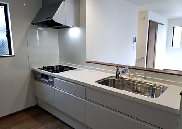 標準的なシステムキッチンの横幅は、165cm~300cm程度です。2100・2400・2550・2700などミリ単位で表記されます。普段どのように料理をするのかを想定しながら合ったサイズを選びましょう