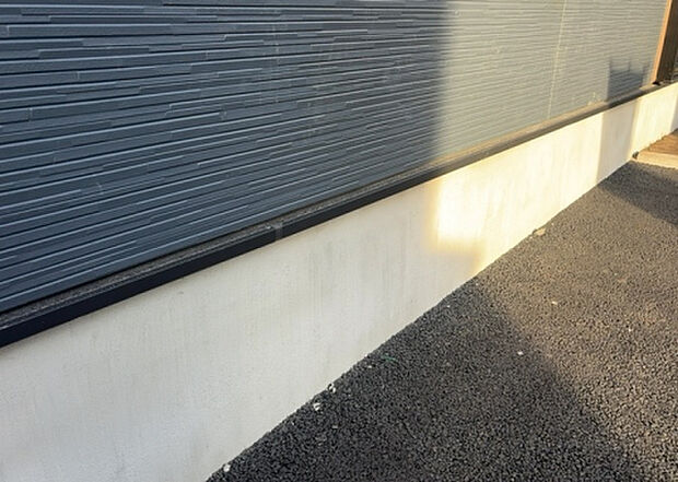 木造住宅とは土台、壁、柱など建築物の強度を支える構造体の材に木が使用されている構造を指します。構造体は建物の自重を支えるだけではなく風圧や水圧、積裁荷重などあらゆる衝撃に耐えるための基礎です。